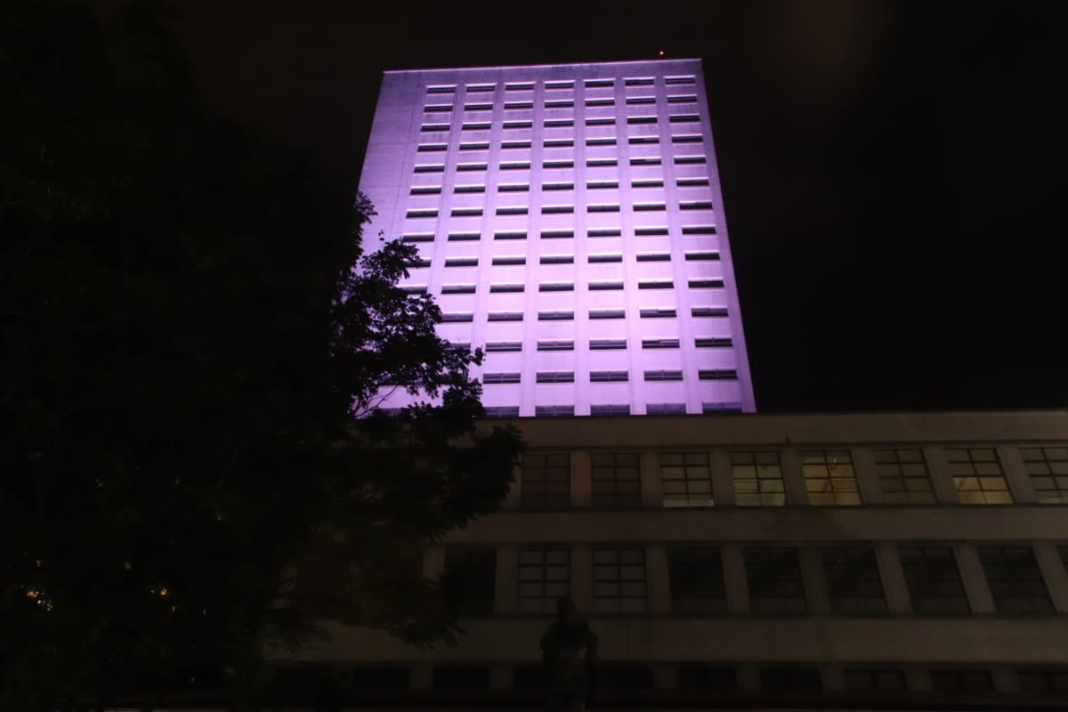 Foto da Biblioteca Mario de Andrade iluminada com as cores da bandeira do Líbano.